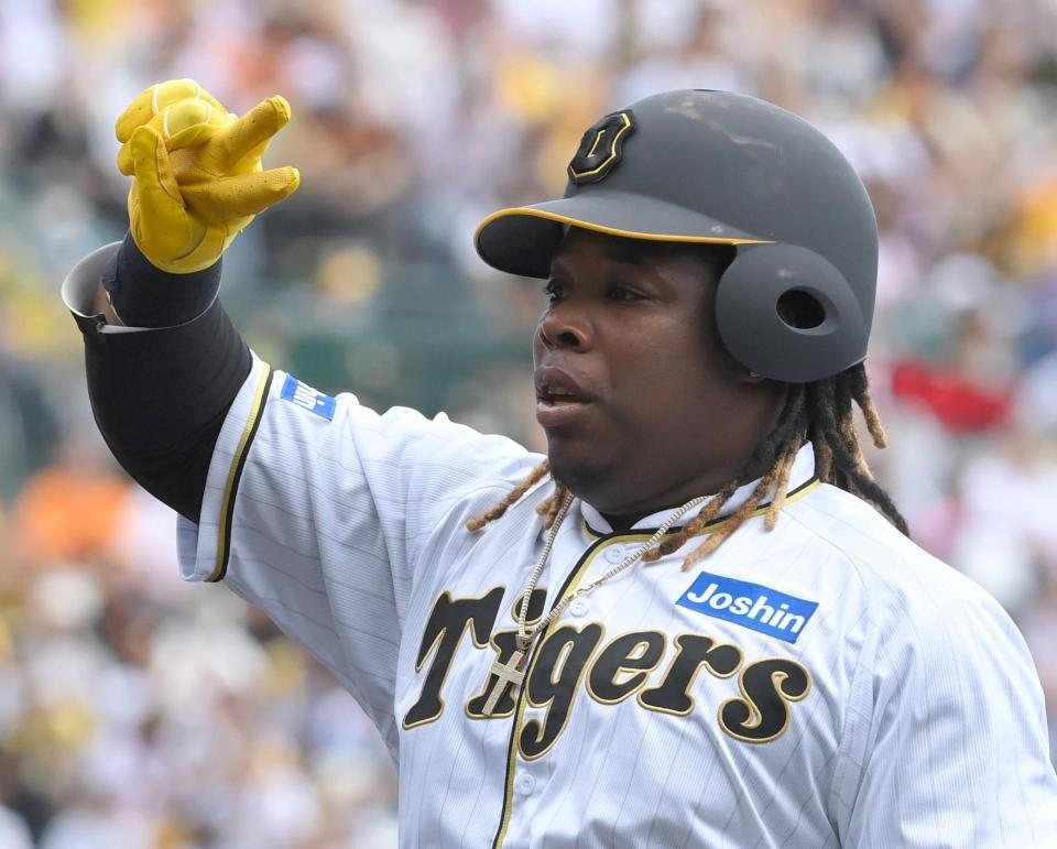 　２回、左前打を放ち、ギャルピースを決めるミエセス（撮影・高部洋祐）