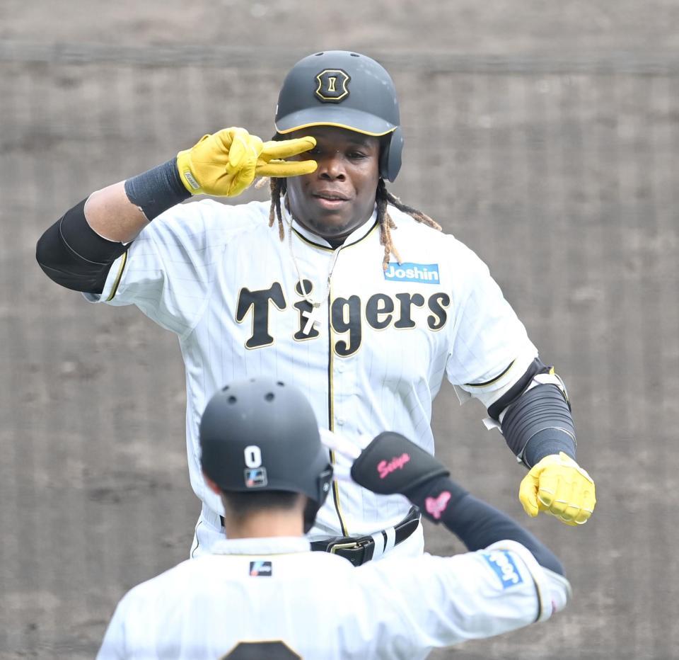 　４回、先制ソロを放ちギャルピースで生還するミエセス（撮影・飯室逸平）