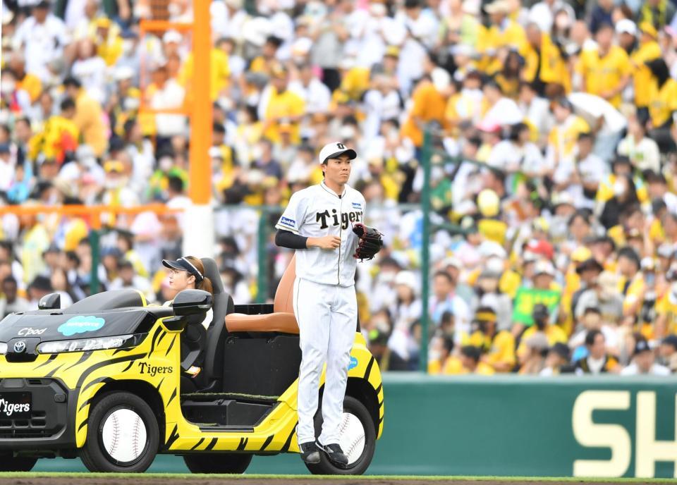 　９回、マウンドに向かう湯浅（撮影・中田匡峻）