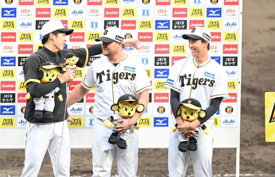 　「Ｉ　ｌｏｖｅ　ｙｏｕ」と声をかけ、ノイジーと抱擁する才木（撮影・飯室逸平）