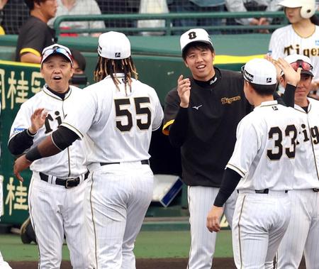 　ナインを迎える岡田監督（左）