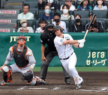 　７回、中前に勝ち越し適時打を放つノイジー（撮影・山口登）