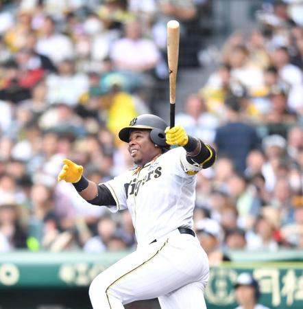 　４回、甲子園で初本塁打となる先制ソロを放つミエセス（撮影・中田匡峻）