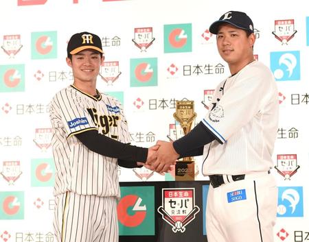 　愛斗（右）と笑顔で握手をかわす中野（撮影・園田高夫）