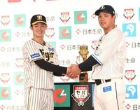 　愛斗（右）と笑顔で握手をかわす中野（撮影・園田高夫）