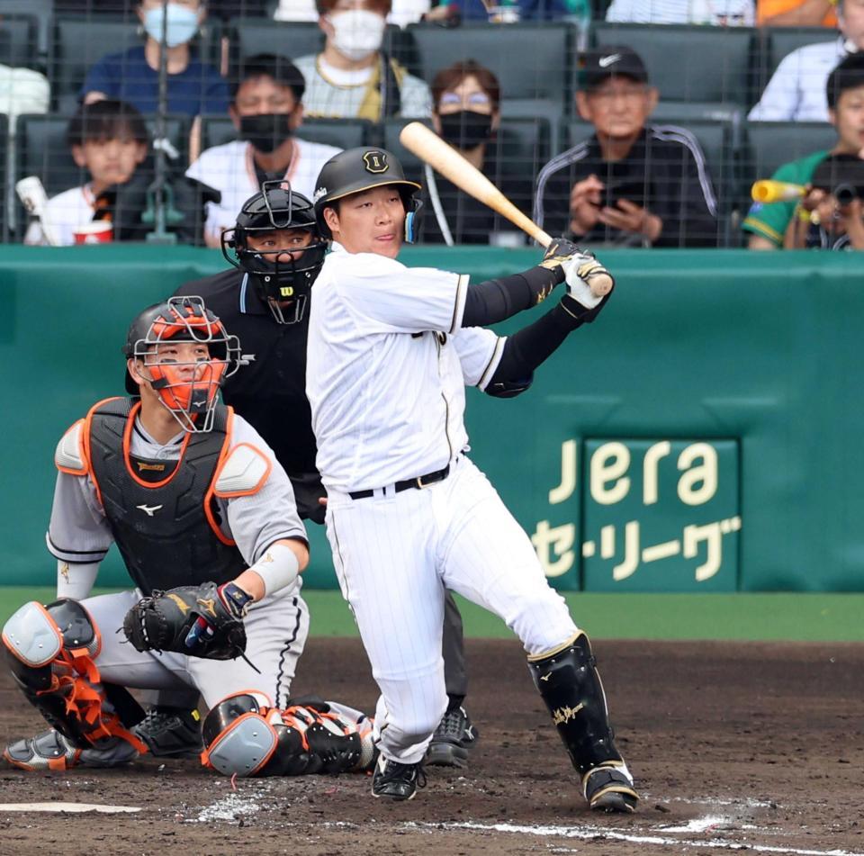 　７回、左翼線に２点適時二塁打を放つ大山