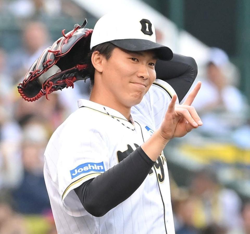 　９回、秋広を併殺に仕留め、野手に合図を送る湯浅＝２８日