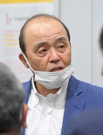 　記者の取材に応じる岡田監督（撮影・立川洋一郎）