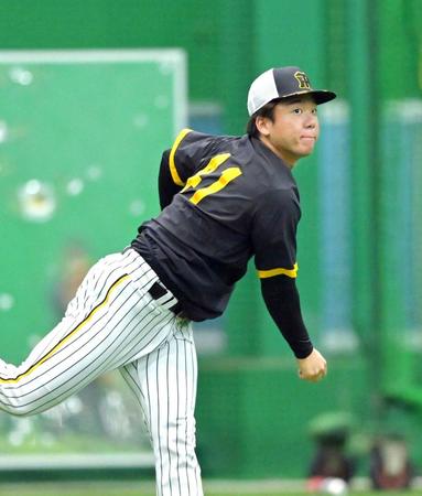 　キャッチボールをして調整する村上