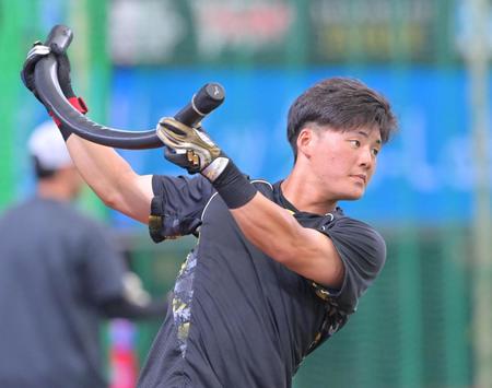 　打撃練習に臨む前川（撮影・立川洋一郎）