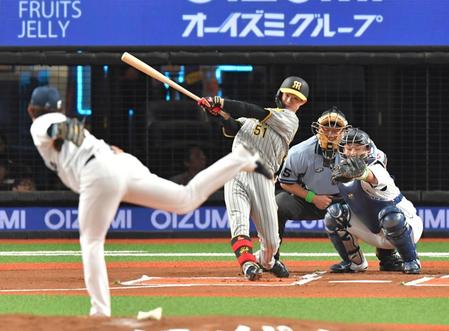 　１回、右翼線に先制三塁打を放つ中野（撮影・西岡正）