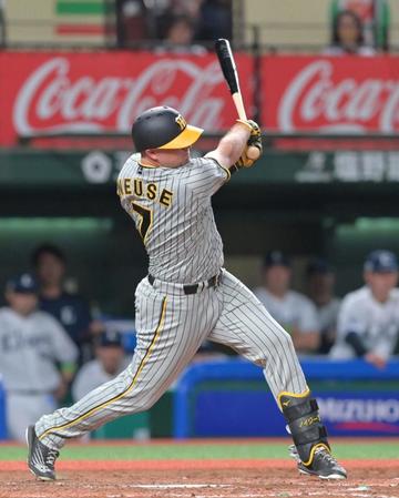 　５回、左前へ適時打を放つノイジー（撮影・立川洋一郎）