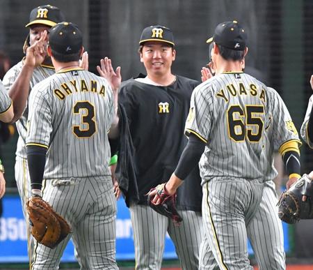 　５勝目を挙げ、笑顔でナインとタッチを交わす村上（中央）＝撮影・西岡正