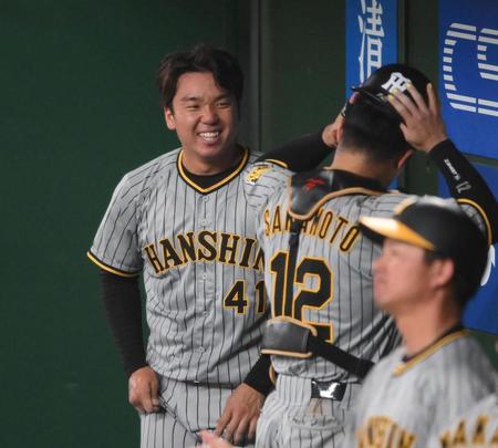 　６回を投げ終えて余裕の笑顔を見せる村上（撮影・堀内翔）