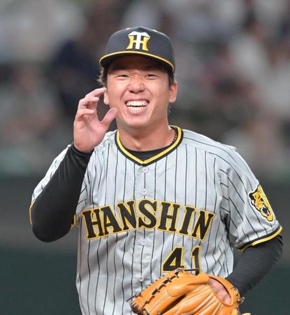 　２回を投げ終え笑顔を見せてベンチへ戻る村上（撮影・立川洋一郎）