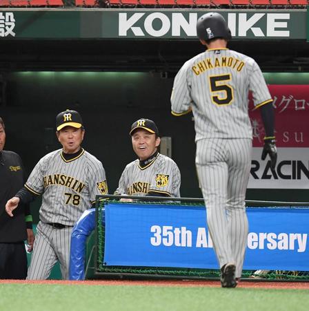 　１回、中野の適時打で生還した近本を出迎える岡田監督（中央）＝撮影・棚橋慶太