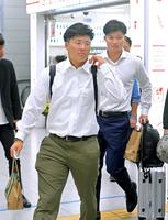 　新幹線のホームへ向かう前川。右は森下