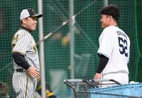 　陽川（右）と笑顔で話す岡田（撮影・棚橋慶太）