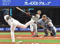 　１回、右翼線に先制三塁打を放つ中野（撮影・西岡正）