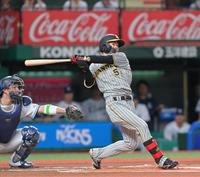 　１回、右翼線へ先制の適時三塁打を放つ中野（撮影・立川洋一郎）