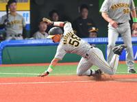 　２回、投ゴロで一塁へ駆け込んだ時に転倒する前川（撮影・西岡正）