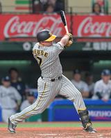 　５回、左前へ適時打を放つノイジー（撮影・立川洋一郎）