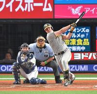 　５回、左前適時打を放つノイジー（撮影・西岡正）