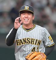 　２回を投げ終え笑顔を見せてベンチへ戻る村上（撮影・立川洋一郎）