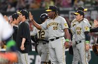 　ナインを出迎える村上（左）と岡田監督（右）＝撮影・棚橋慶太