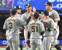 　最後を締め、ナインとタッチを交わす湯浅（中央）＝撮影・西岡正