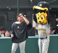 　スタンドに向かってあいさつする村上（撮影・西岡正）