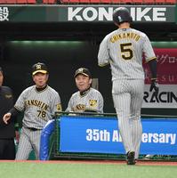 　１回、中野の適時打で生還した近本を出迎える岡田監督（中央）＝撮影・棚橋慶太