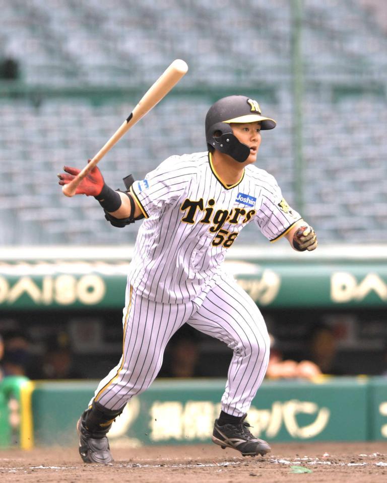 　４回裏阪神、安打を放つ阪神・前川