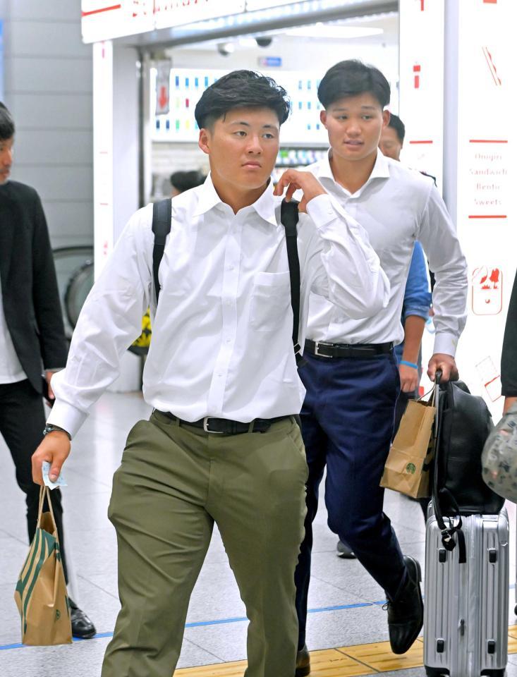 　新幹線のホームへ向かう前川。右は森下