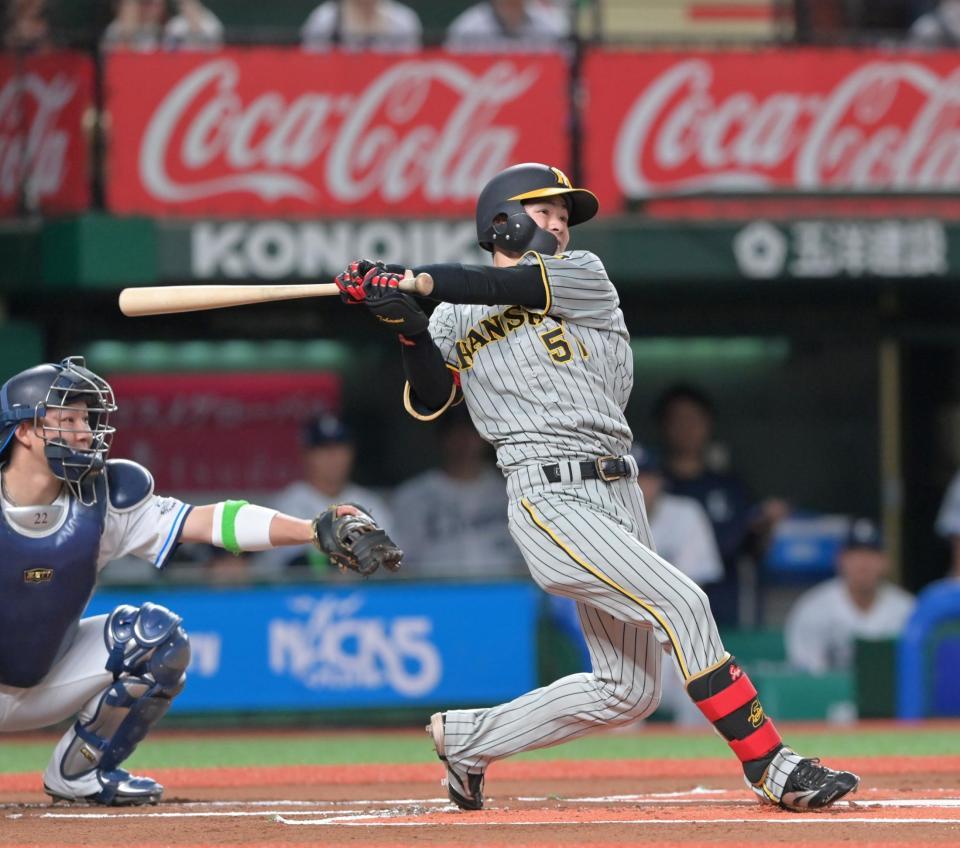 　１回、右翼線へ先制の適時三塁打を放つ中野（撮影・立川洋一郎）