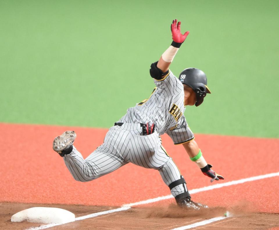 　２回、投ゴロに倒れた前川（撮影・堀内翔）