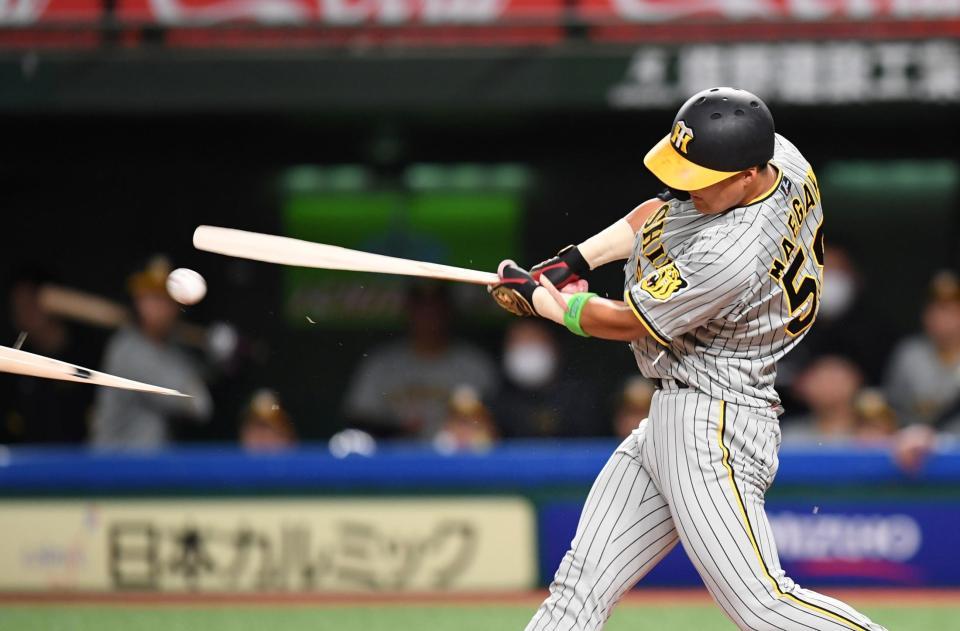 　２回、バットを折られる前川（撮影・棚橋慶太）