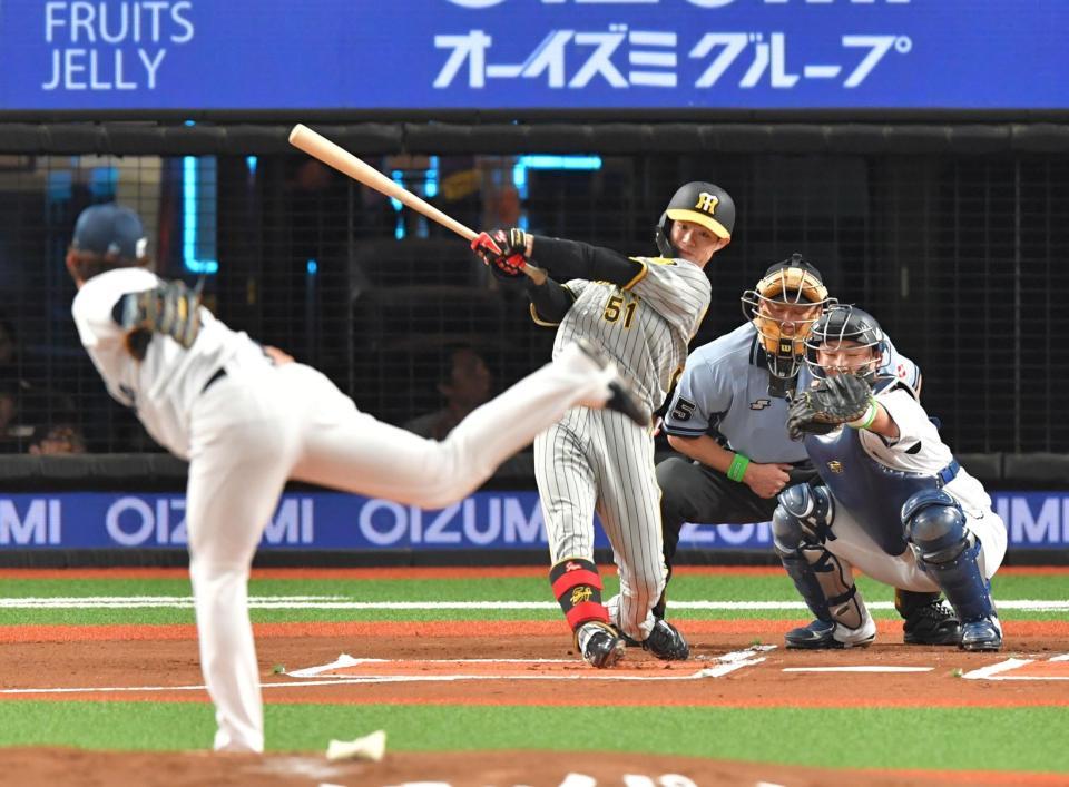 　１回、右翼線に先制三塁打を放つ中野（撮影・西岡正）