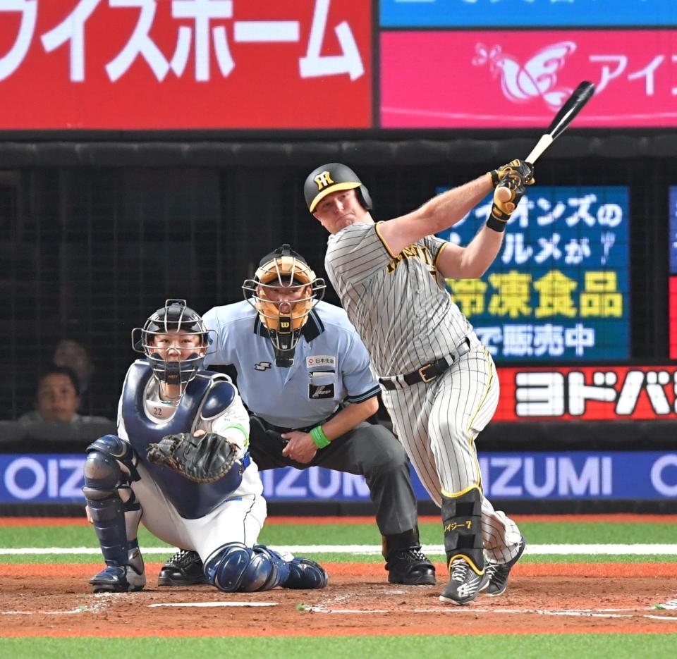 　５回、左前適時打を放つノイジー（撮影・西岡正）