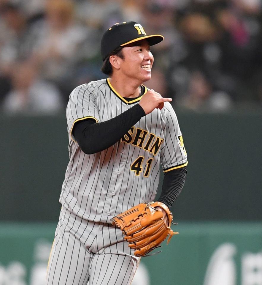 　２回、源田を一ゴロに打ち取り笑顔を見せる村上（撮影・棚橋慶太）