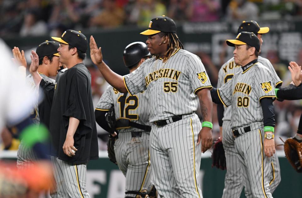 　ナインを出迎える村上（左）と岡田監督（右）＝撮影・棚橋慶太