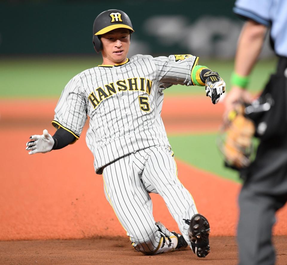 　１回、安打を放ち三塁へ滑り込む近本（撮影・棚橋慶太）