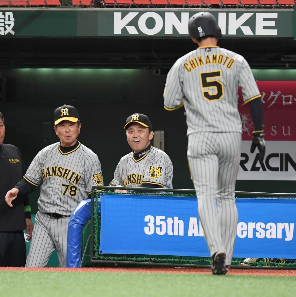 　１回、中野の適時打で生還した近本を出迎える岡田監督（中央）＝撮影・棚橋慶太