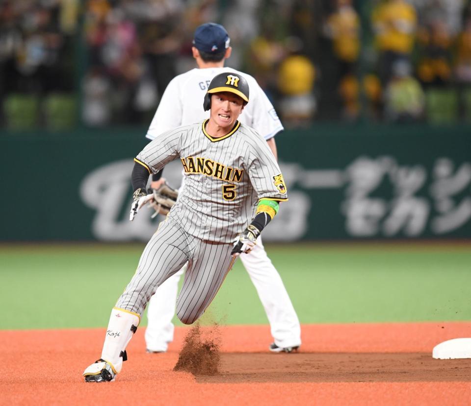 　１回、安打を放ち三塁へ走る近本（撮影・棚橋慶太）