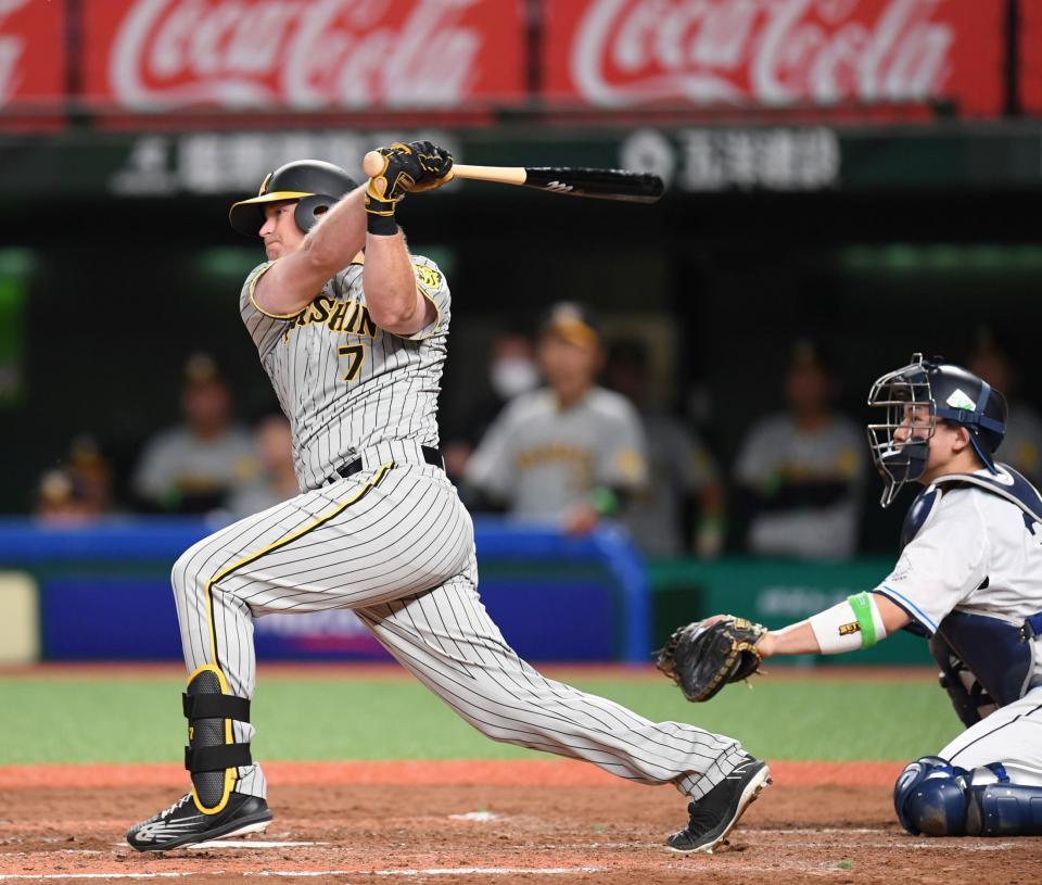 　５回、適時打を放つノイジー（撮影・棚橋慶太）