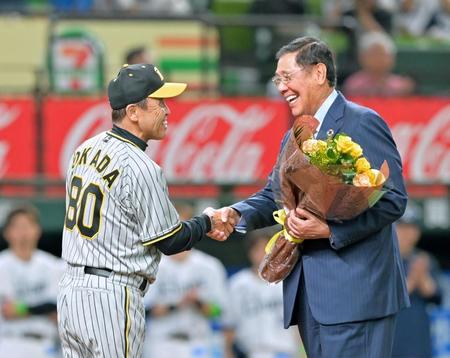 　田淵幸一氏（右）の野球殿堂入りセレモニーで花束を手渡す岡田監督（撮影・立川洋一郎）