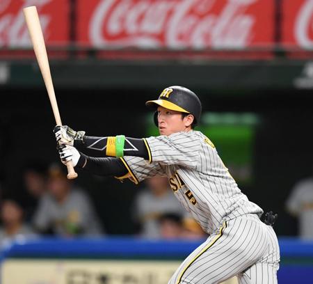 　７回、左前打を放つ近本（撮影・棚橋慶太）