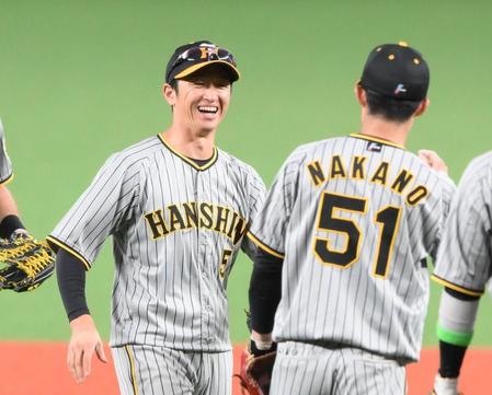 　試合後、中野（右）とタッチを交わす近本（撮影・堀内翔）