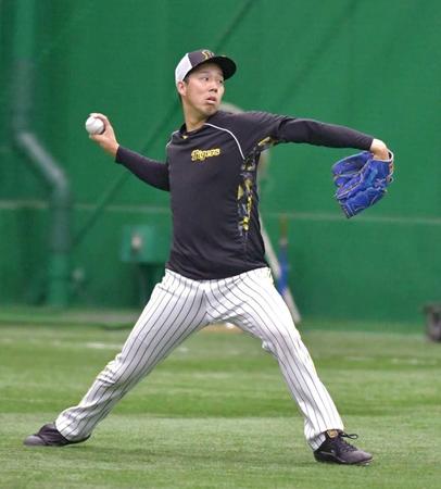 　キャッチボールする青柳（撮影・石井剣太郎）