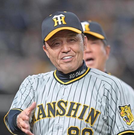 　９連勝を飾り笑顔を見せる岡田監督（３０日）